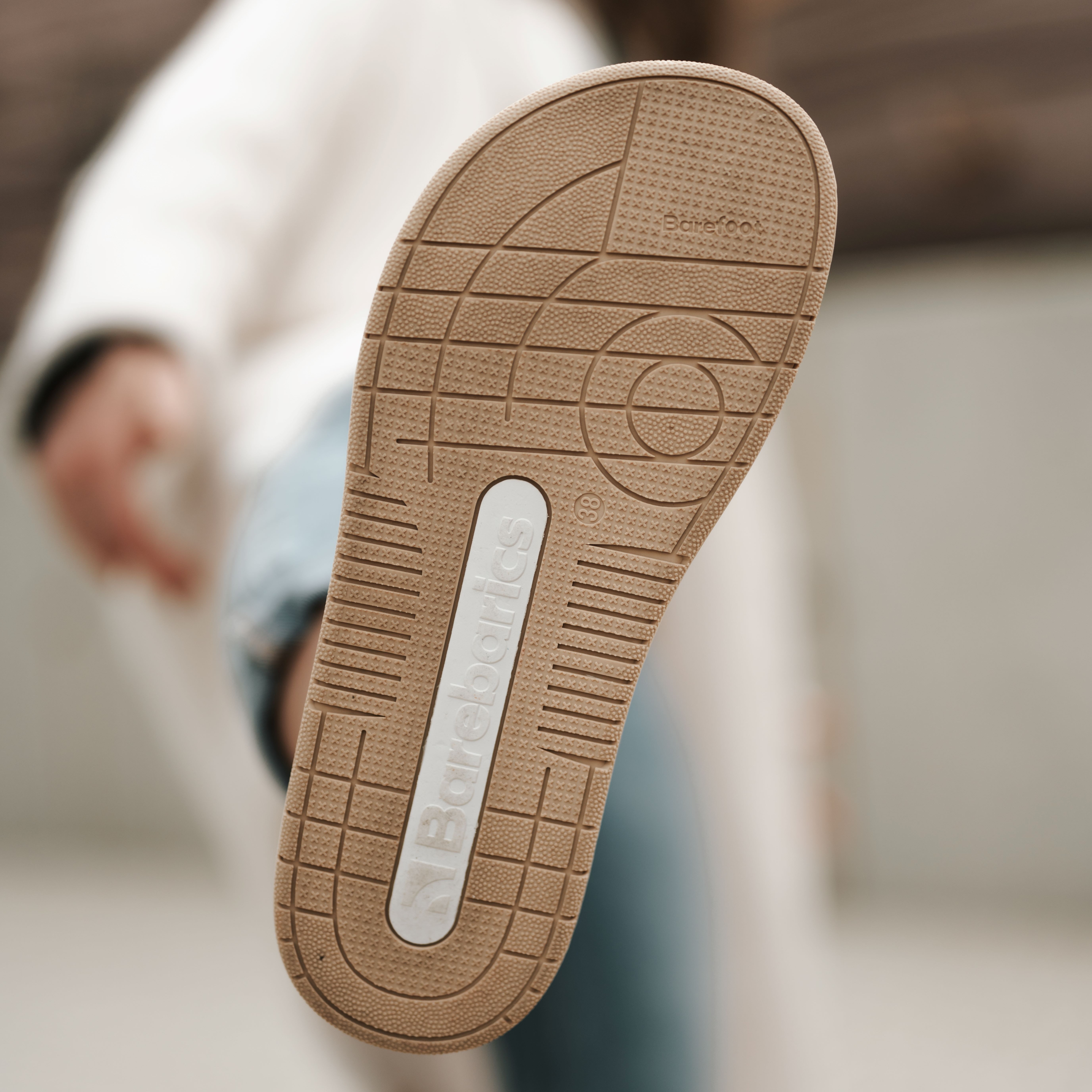 Barefoot Sneakers Barebarics Wave - White & Black.
La tomaia è di pelle nappa liscia di qualità.
Attributi Barefoot
Forma anatomica – le sneakers rispettano la forma dei piedi.
Più informazioni:
calzatura da cittàdesign urbano modernoprogettate e prodotte a mano in UE da materiali locali e sostenibiliottima resistenza e costanza dei colori dei materialitecnologia Dermodry Coolmax® per un continuo drenaggio dell’umiditàdisponibili nelle taglie: 36-47 (secondo le misure europee)EAN/SKU: %eanorsku%