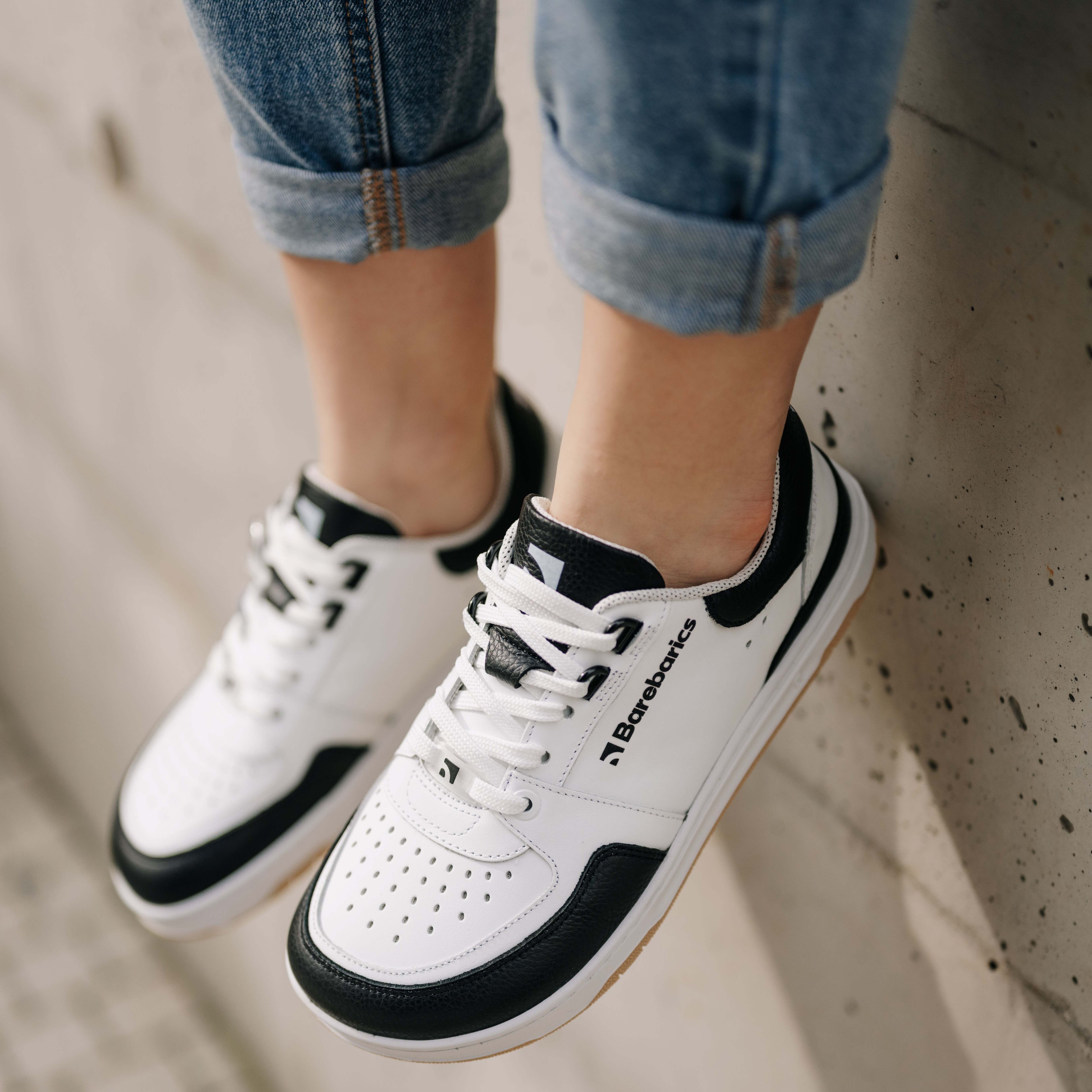 Barefoot Sneakers Barebarics Wave - White & Black.
La tomaia è di pelle nappa liscia di qualità.
Attributi Barefoot
Forma anatomica – le sneakers rispettano la forma dei piedi.
Più informazioni:
calzatura da cittàdesign urbano modernoprogettate e prodotte a mano in UE da materiali locali e sostenibiliottima resistenza e costanza dei colori dei materialitecnologia Dermodry Coolmax® per un continuo drenaggio dell’umiditàdisponibili nelle taglie: 36-47 (secondo le misure europee)EAN/SKU: %eanorsku%