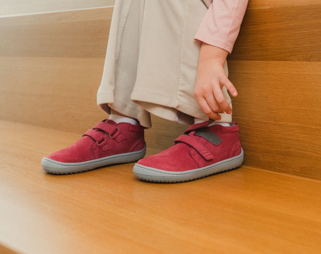 Barefoot scarpe bambini Be Lenka Play - Raspberry Pink.
  scarpe barefoot riproducono perfettamente la sensazione di camminare a piedi nudi come vorrebbe la natura  Suola ricucita per una maggior durata  La suola KidsComfort grazie al suo grip garantisce una perfetta stabilità  Tallone in pelle per un maggior comfort e resistenza  Fodera in tessuto piacevole al tatto  Logo di stile Be Lenka stampato
I vantaggi della scarpa Barefoot:
   Suola ultra flessibile   Zero drop (il tallone e la punta sono alla stessa altezza per una corretta postura)   Punta maggiorata per dita più rilassate   Scarpa leggera
Tipo: calzatura da città