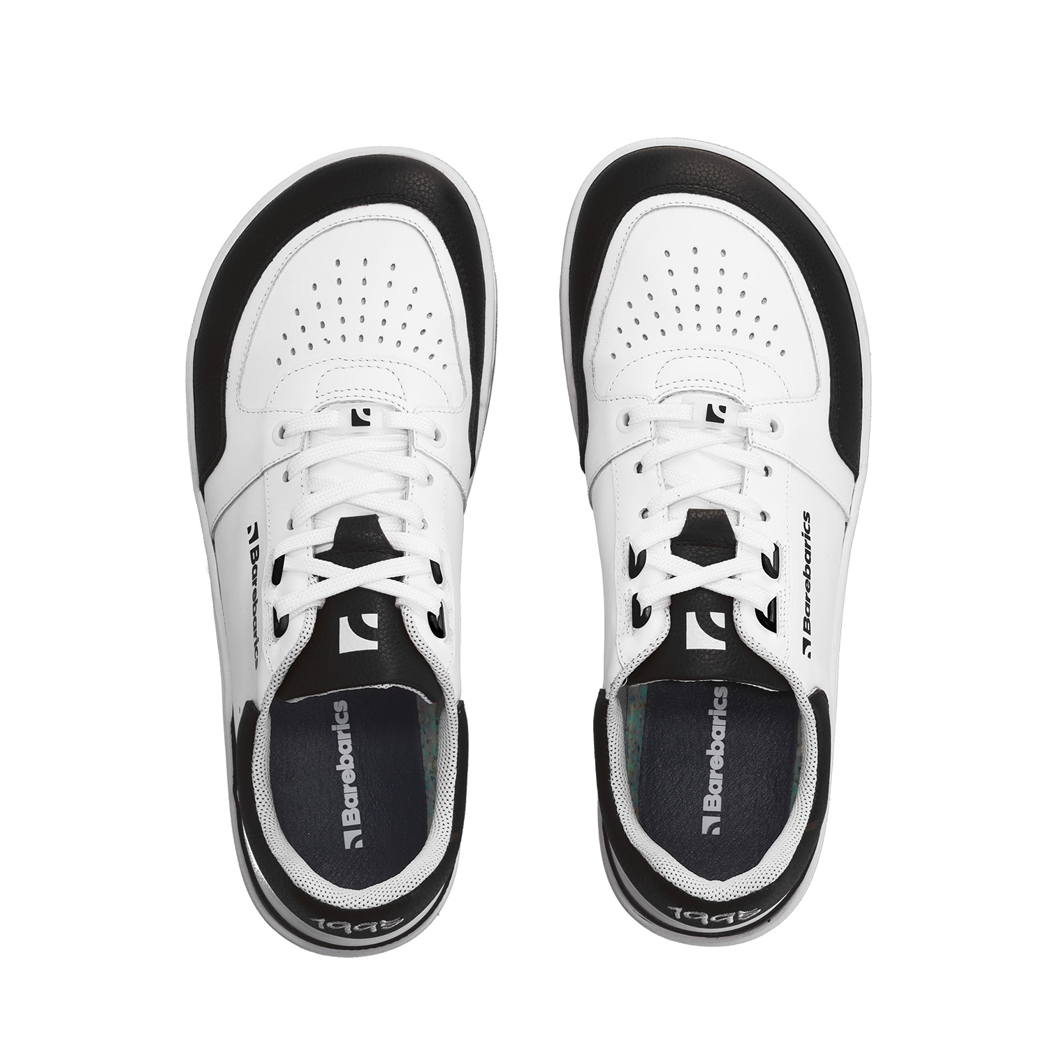 Barefoot Sneakers Barebarics Wave - White & Black.
La tomaia è di pelle nappa liscia di qualità.
Attributi Barefoot
Forma anatomica – le sneakers rispettano la forma dei piedi.
Più informazioni:
calzatura da cittàdesign urbano modernoprogettate e prodotte a mano in UE da materiali locali e sostenibiliottima resistenza e costanza dei colori dei materialitecnologia Dermodry Coolmax® per un continuo drenaggio dell’umiditàdisponibili nelle taglie: 36-47 (secondo le misure europee)EAN/SKU: %eanorsku%