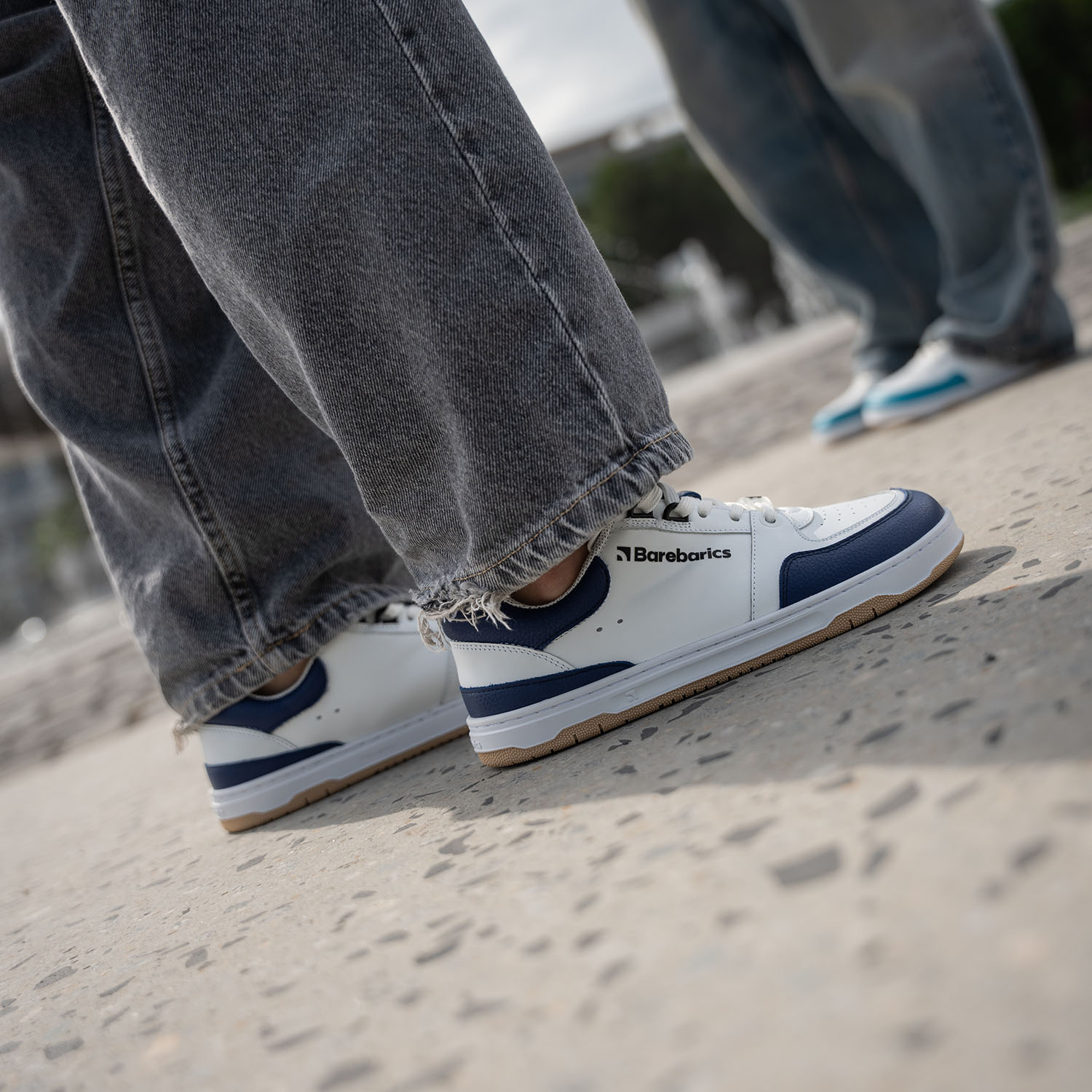 Barefoot Sneakers Barebarics Wave - White & Dark Blue.
La tomaia è di pelle nappa liscia di qualità.
Attributi Barefoot
Forma anatomica – le sneakers rispettano la forma dei piedi.
Più informazioni:
calzatura da cittàdesign urbano modernoprogettate e prodotte a mano in UE da materiali locali e sostenibiliottima resistenza e costanza dei colori dei materialitecnologia Dermodry Coolmax® per un continuo drenaggio dell’umiditàdisponibili nelle taglie: 36-47 (secondo le misure europee)EAN/SKU: %eanorsku%