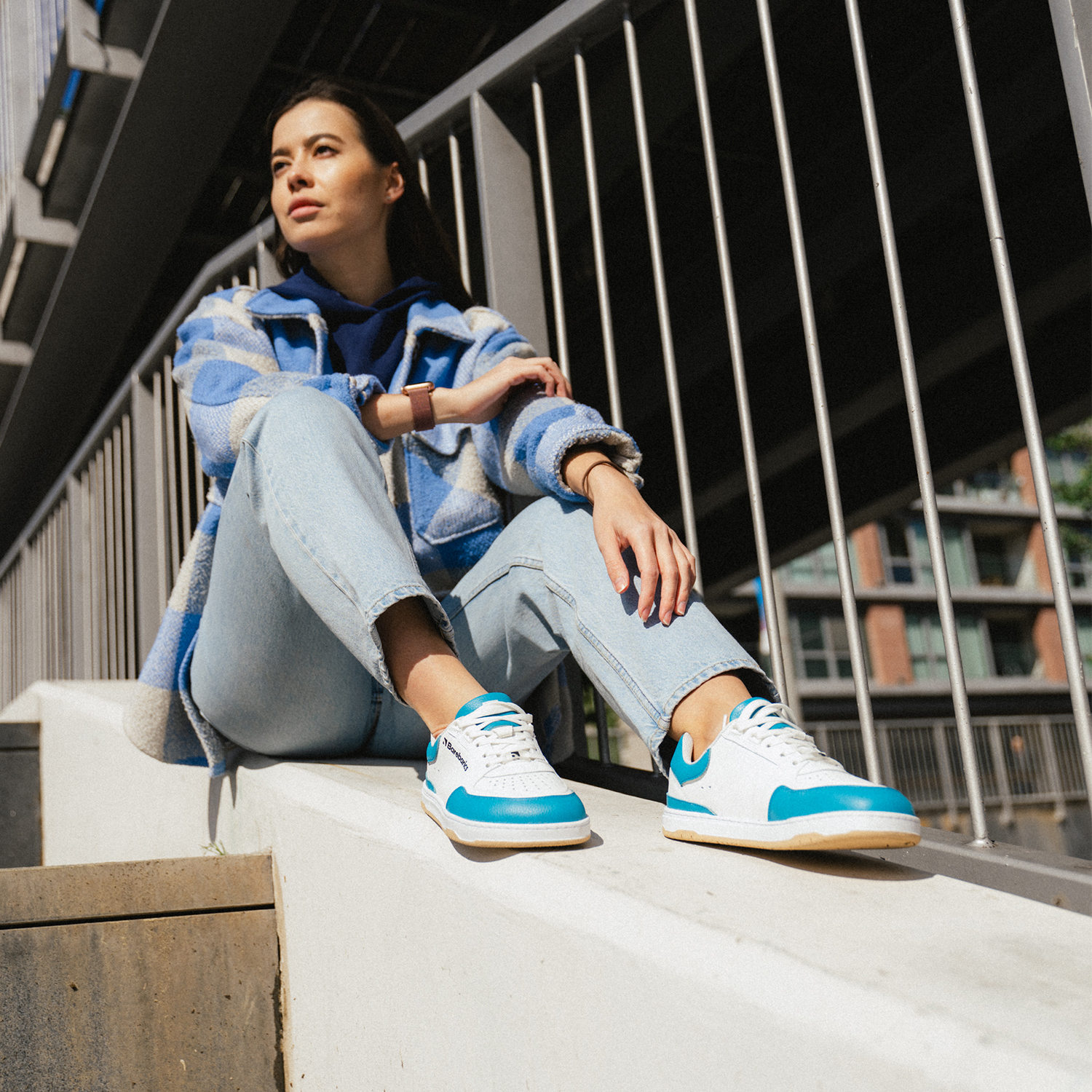 Barefoot Sneakers Barebarics Wave - White & Dark Turquoise.
La tomaia è di pelle nappa liscia di qualità.
Attributi Barefoot
Forma anatomica – le sneakers rispettano la forma dei piedi.
Più informazioni:
calzatura da cittàdesign urbano modernoprogettate e prodotte a mano in UE da materiali locali e sostenibiliottima resistenza e costanza dei colori dei materialitecnologia Dermodry Coolmax® per un continuo drenaggio dell’umiditàdisponibili nelle taglie: 36-47 (secondo le misure europee)EAN/SKU: %eanorsku%
