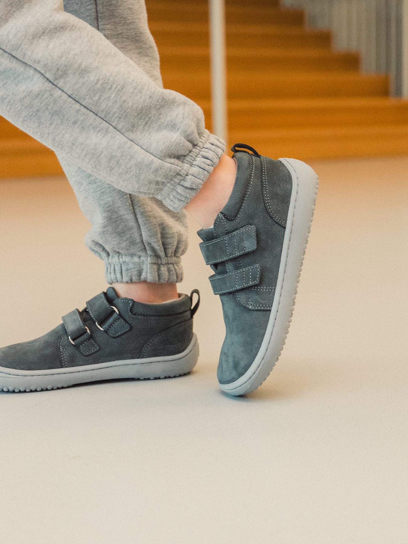 Barefoot scarpe bambini Be Lenka Play - Dark Grey.
  scarpe barefoot riproducono perfettamente la sensazione di camminare a piedi nudi come vorrebbe la natura  Suola ricucita per una maggior durata  La suola KidsComfort grazie al suo grip garantisce una perfetta stabilità  Tallone in pelle per un maggior comfort e resistenza  Fodera in tessuto piacevole al tatto  Logo di stile Be Lenka stampato
I vantaggi della scarpa Barefoot:
   Suola ultra flessibile   Zero drop (il tallone e la punta sono alla stessa altezza per una corretta postura)   Punta maggiorata per dita più rilassate   Scarpa leggera
Tipo: calzatura da città