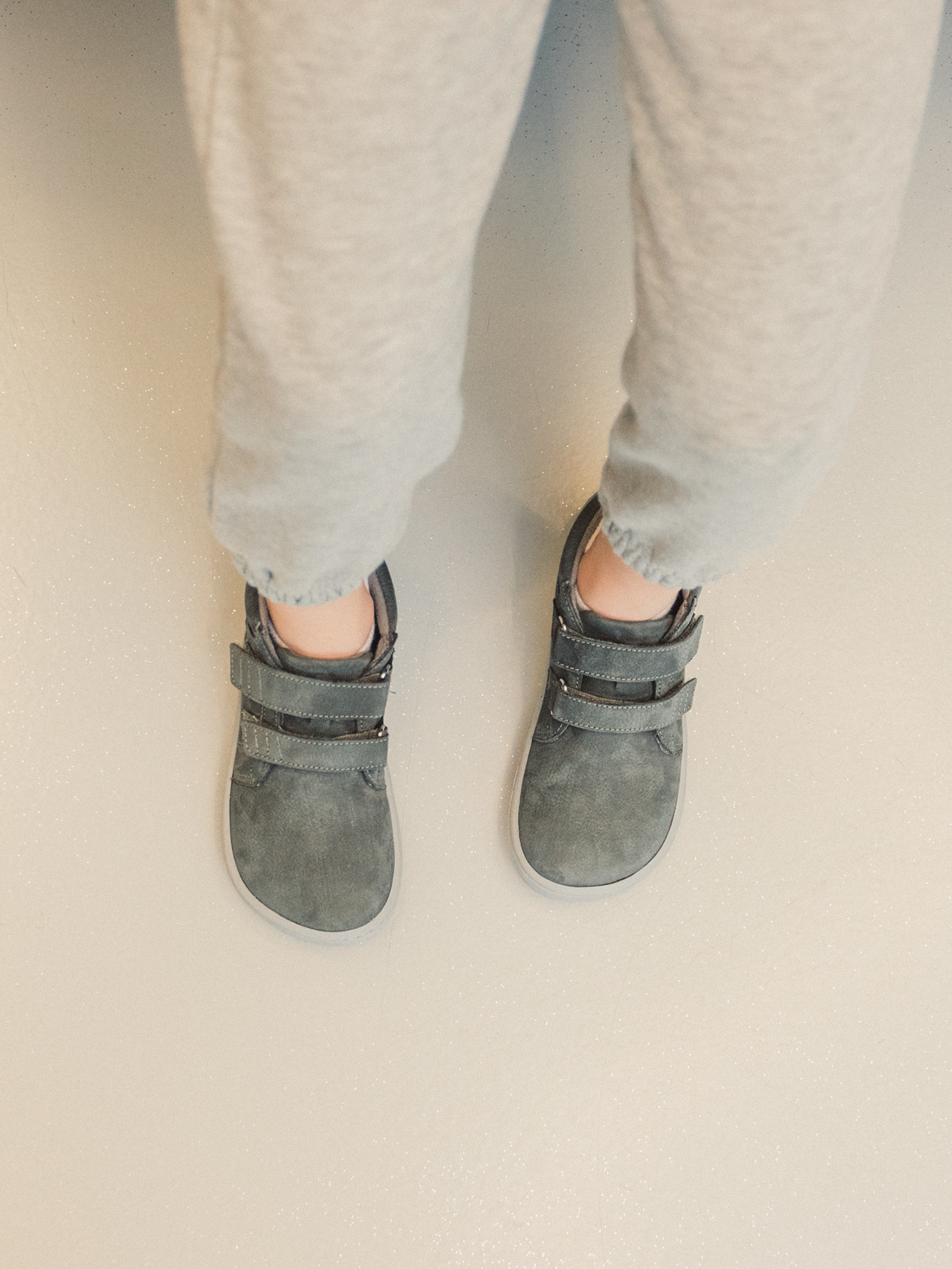 Barefoot scarpe bambini Be Lenka Play - Dark Grey.
  scarpe barefoot riproducono perfettamente la sensazione di camminare a piedi nudi come vorrebbe la natura  Suola ricucita per una maggior durata  La suola KidsComfort grazie al suo grip garantisce una perfetta stabilità  Tallone in pelle per un maggior comfort e resistenza  Fodera in tessuto piacevole al tatto  Logo di stile Be Lenka stampato
I vantaggi della scarpa Barefoot:
   Suola ultra flessibile   Zero drop (il tallone e la punta sono alla stessa altezza per una corretta postura)   Punta maggiorata per dita più rilassate   Scarpa leggera
Tipo: calzatura da città