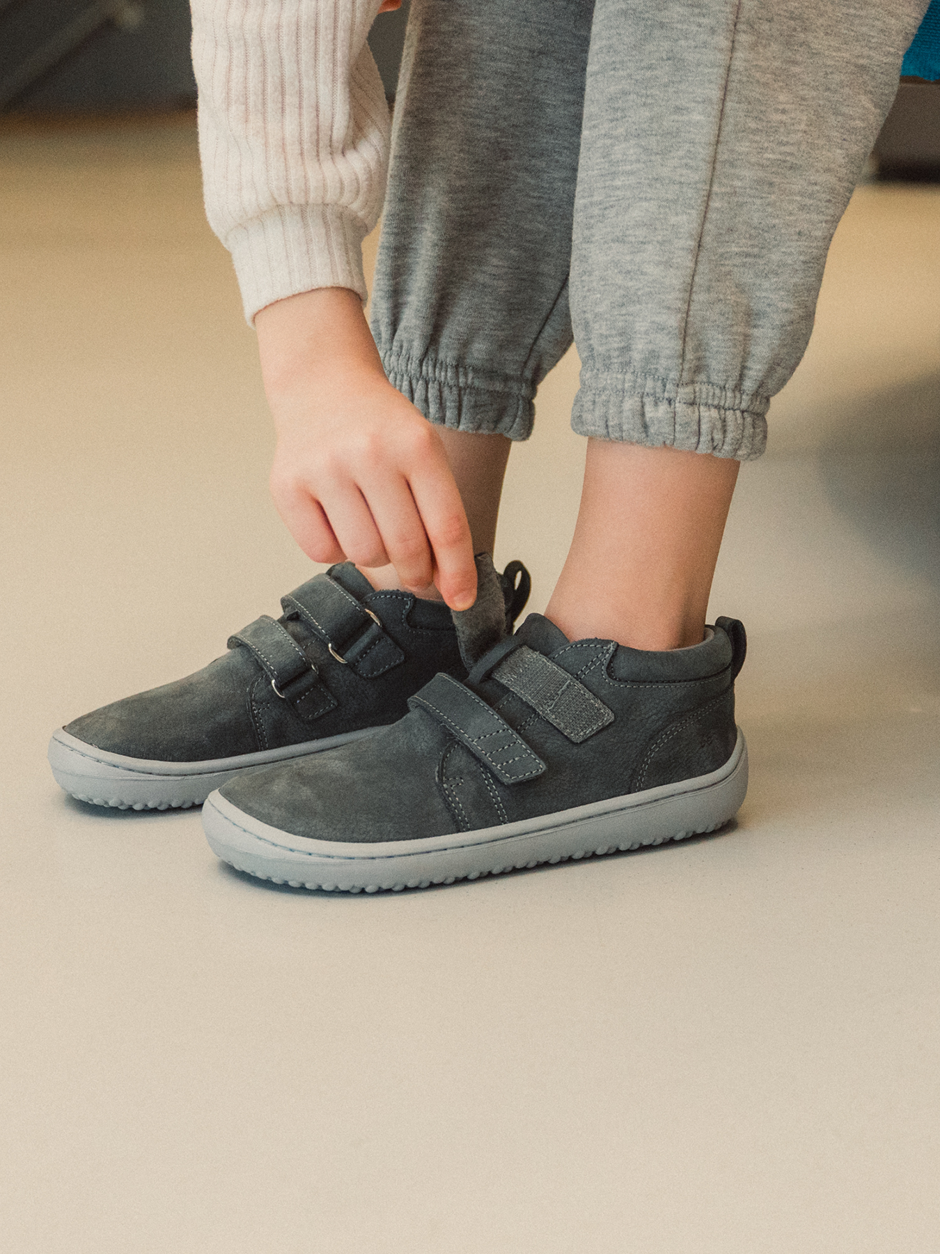 Barefoot scarpe bambini Be Lenka Play - Dark Grey.
  scarpe barefoot riproducono perfettamente la sensazione di camminare a piedi nudi come vorrebbe la natura  Suola ricucita per una maggior durata  La suola KidsComfort grazie al suo grip garantisce una perfetta stabilità  Tallone in pelle per un maggior comfort e resistenza  Fodera in tessuto piacevole al tatto  Logo di stile Be Lenka stampato
I vantaggi della scarpa Barefoot:
   Suola ultra flessibile   Zero drop (il tallone e la punta sono alla stessa altezza per una corretta postura)   Punta maggiorata per dita più rilassate   Scarpa leggera
Tipo: calzatura da città