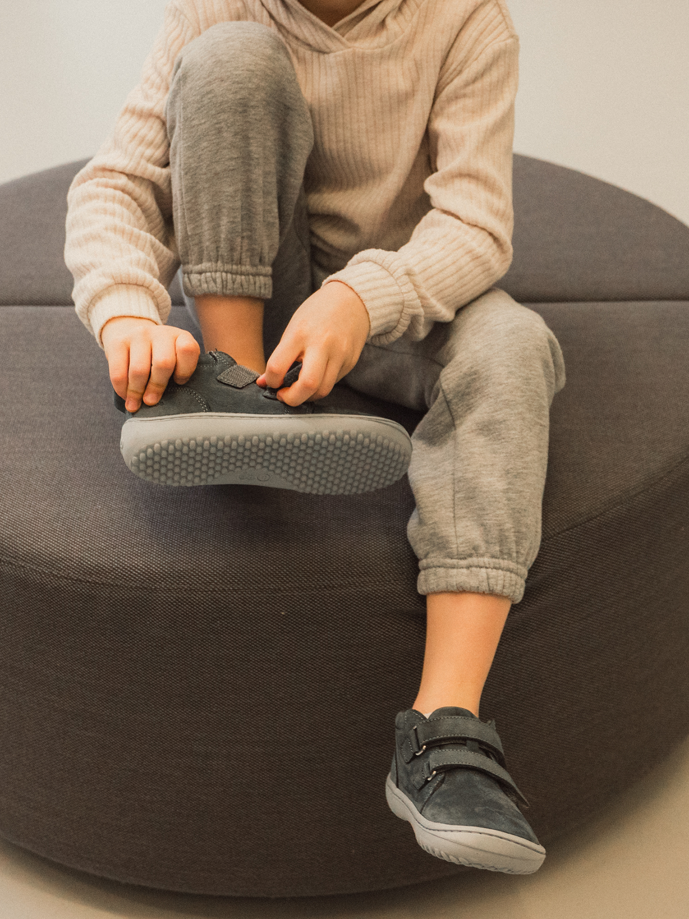 Barefoot scarpe bambini Be Lenka Play - Dark Grey.
  scarpe barefoot riproducono perfettamente la sensazione di camminare a piedi nudi come vorrebbe la natura  Suola ricucita per una maggior durata  La suola KidsComfort grazie al suo grip garantisce una perfetta stabilità  Tallone in pelle per un maggior comfort e resistenza  Fodera in tessuto piacevole al tatto  Logo di stile Be Lenka stampato
I vantaggi della scarpa Barefoot:
   Suola ultra flessibile   Zero drop (il tallone e la punta sono alla stessa altezza per una corretta postura)   Punta maggiorata per dita più rilassate   Scarpa leggera
Tipo: calzatura da città