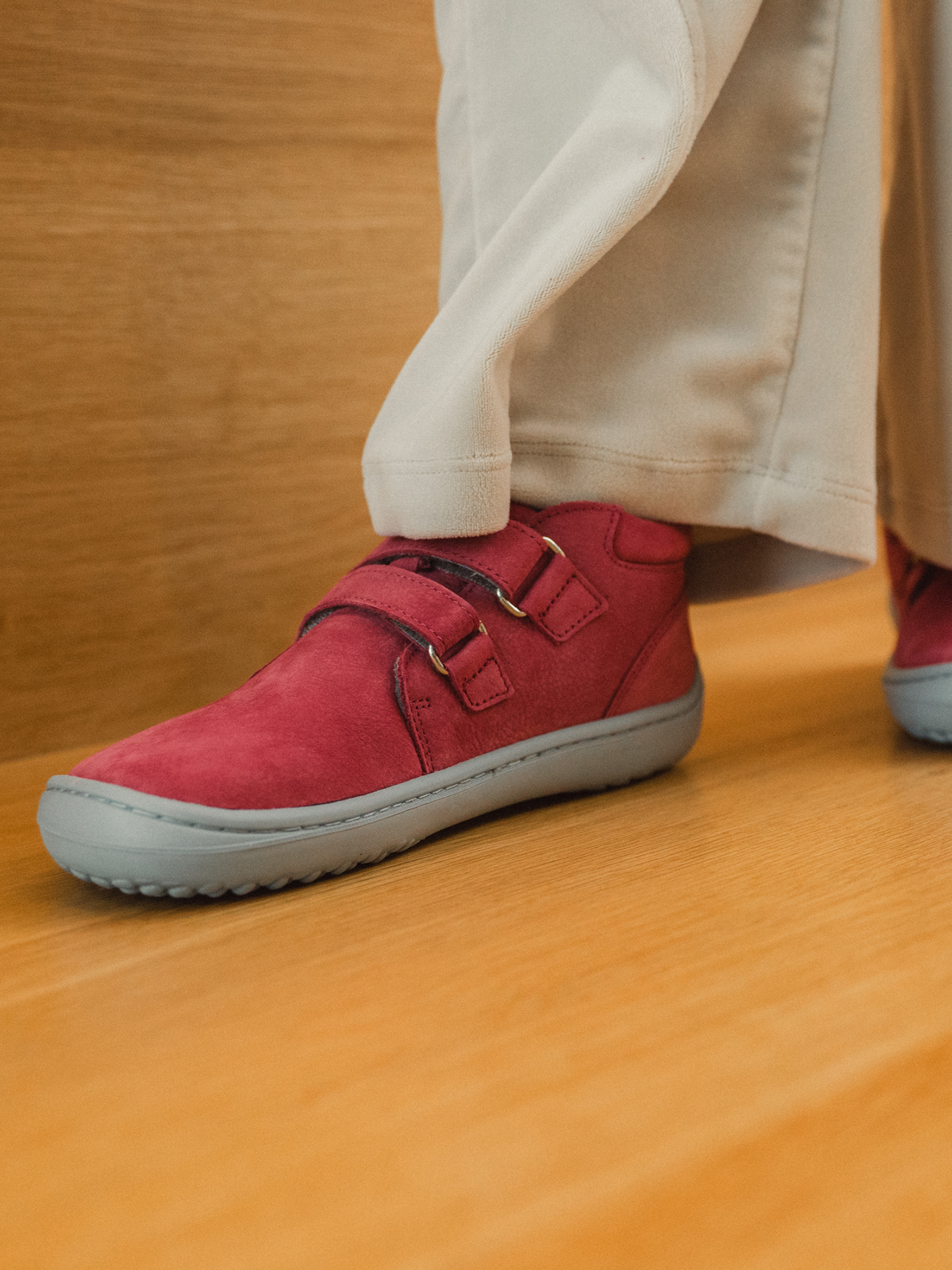 Barefoot scarpe bambini Be Lenka Play - Raspberry Pink.
  scarpe barefoot riproducono perfettamente la sensazione di camminare a piedi nudi come vorrebbe la natura  Suola ricucita per una maggior durata  La suola KidsComfort grazie al suo grip garantisce una perfetta stabilità  Tallone in pelle per un maggior comfort e resistenza  Fodera in tessuto piacevole al tatto  Logo di stile Be Lenka stampato
I vantaggi della scarpa Barefoot:
   Suola ultra flessibile   Zero drop (il tallone e la punta sono alla stessa altezza per una corretta postura)   Punta maggiorata per dita più rilassate   Scarpa leggera
Tipo: calzatura da città