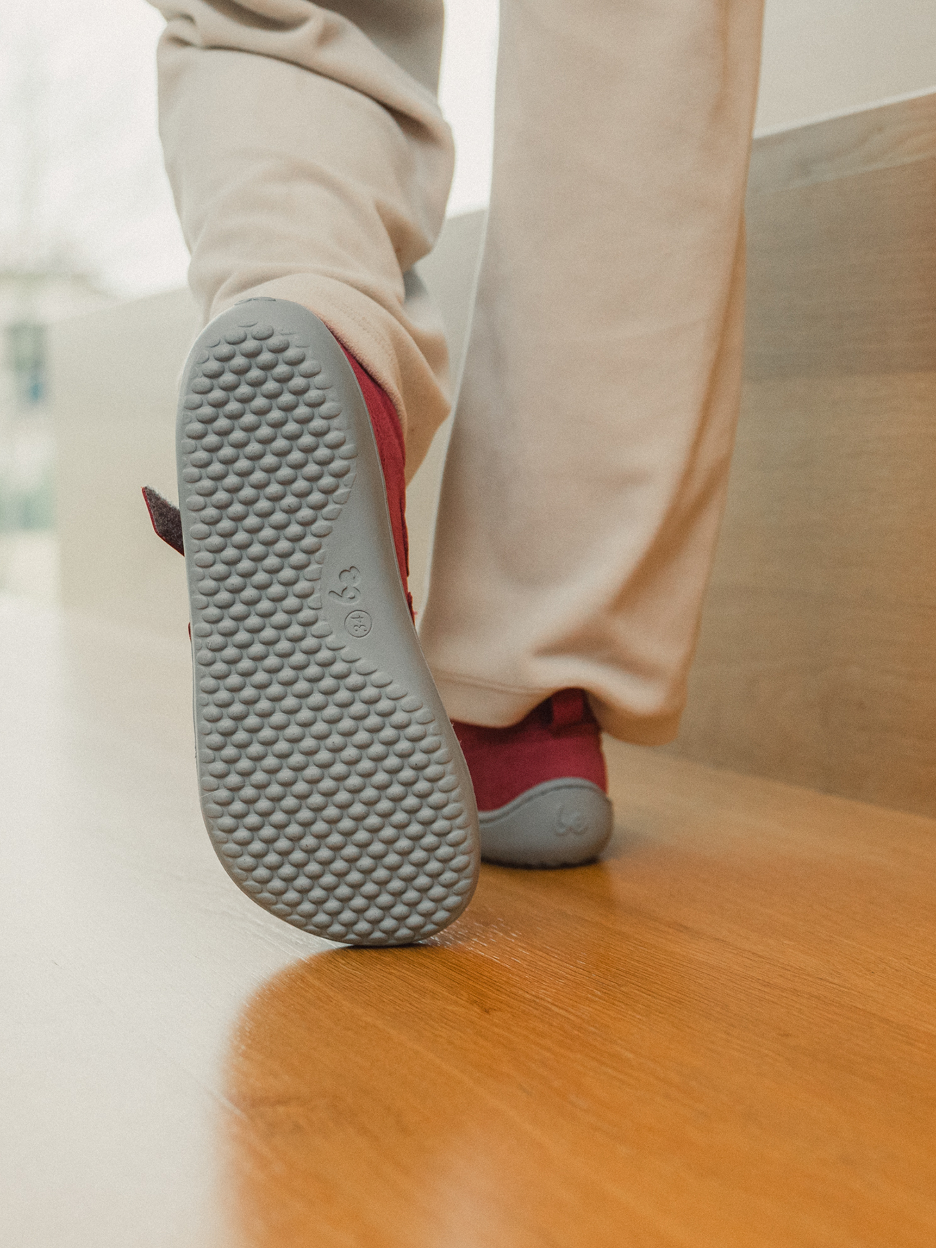 Barefoot scarpe bambini Be Lenka Play - Raspberry Pink.
  scarpe barefoot riproducono perfettamente la sensazione di camminare a piedi nudi come vorrebbe la natura  Suola ricucita per una maggior durata  La suola KidsComfort grazie al suo grip garantisce una perfetta stabilità  Tallone in pelle per un maggior comfort e resistenza  Fodera in tessuto piacevole al tatto  Logo di stile Be Lenka stampato
I vantaggi della scarpa Barefoot:
   Suola ultra flessibile   Zero drop (il tallone e la punta sono alla stessa altezza per una corretta postura)   Punta maggiorata per dita più rilassate   Scarpa leggera
Tipo: calzatura da città