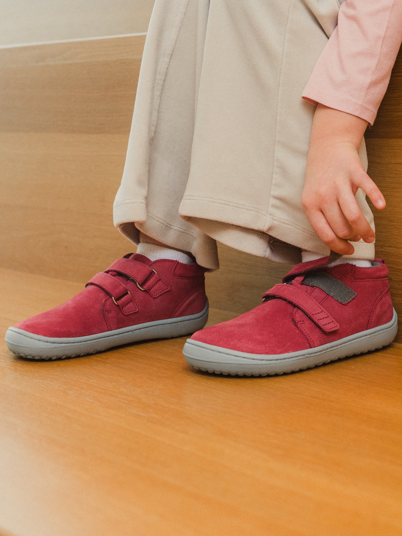 Barefoot scarpe bambini Be Lenka Play - Raspberry Pink.
  scarpe barefoot riproducono perfettamente la sensazione di camminare a piedi nudi come vorrebbe la natura  Suola ricucita per una maggior durata  La suola KidsComfort grazie al suo grip garantisce una perfetta stabilità  Tallone in pelle per un maggior comfort e resistenza  Fodera in tessuto piacevole al tatto  Logo di stile Be Lenka stampato
I vantaggi della scarpa Barefoot:
   Suola ultra flessibile   Zero drop (il tallone e la punta sono alla stessa altezza per una corretta postura)   Punta maggiorata per dita più rilassate   Scarpa leggera
Tipo: calzatura da città