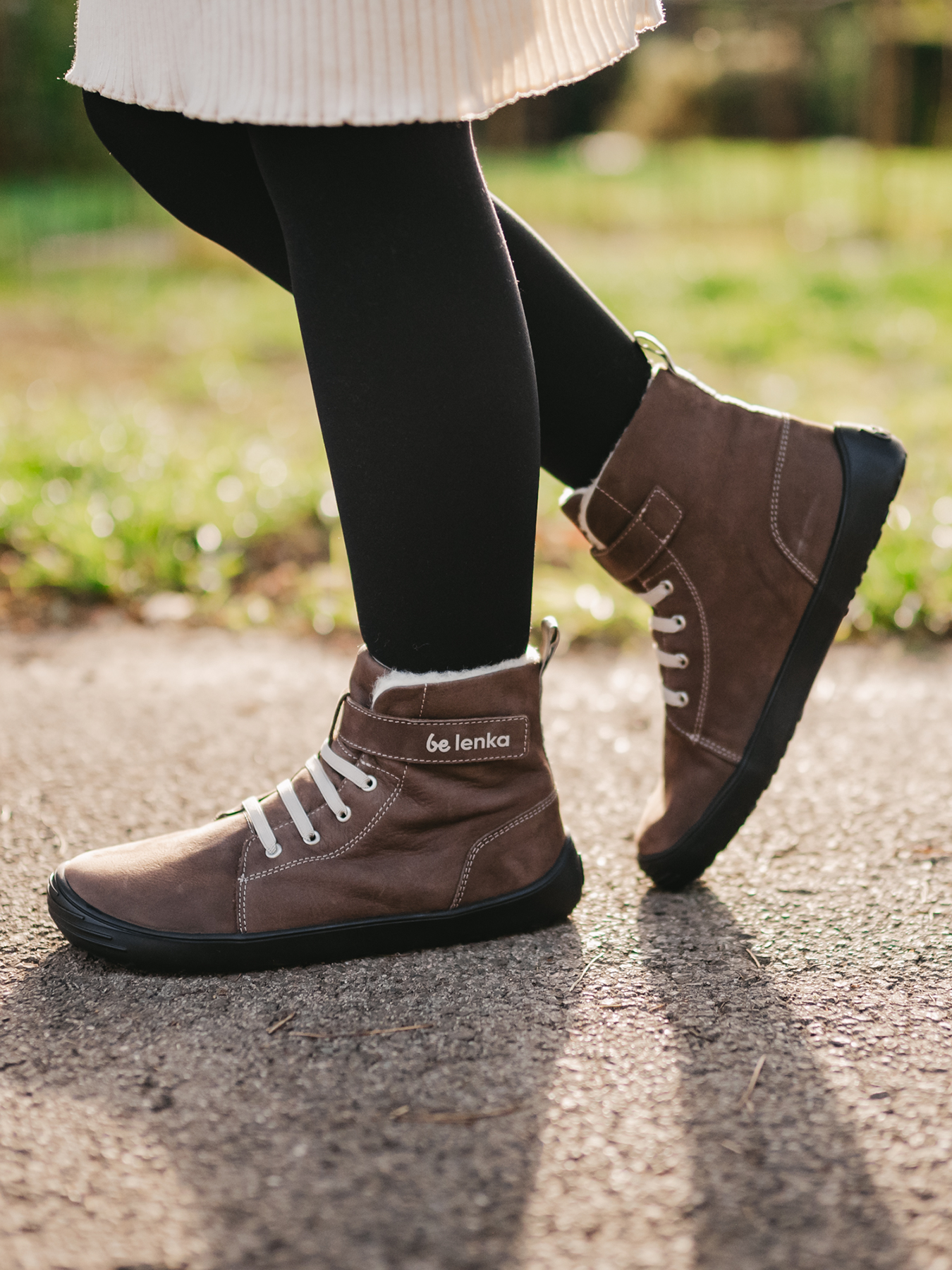 Barefoot bambini scarpe invernali Be Lenka Winter Kids - Chocolate.
Tomaia: pelleFodera: lana merino (membrana idrorepellente)Soletta: rimovibile (lana merino, foglia di alluminio, lattice)Suola: KidsUltraGrip (TR)Prodotte in PortogalloEAN/SKU: %eanorsku%
.insulation-properies{display:flex}@media(max-width:991px){.insulation-properies{flex-direction:column}}﻿﻿﻿﻿

Le scarpe barefoot riproducono perfettamente la sensazione di camminare a piedi nudi come vorrebbe la naturaLa fodera in lana con ottime proprietà termoregolatrici protegge i piedi dal freddoLa suola KidsComfort grazie al suo battistrada garantisce una perfetta stabilità e controllo ad ogni passo durante i movimenti quotidianiCalzata semplice grazie agli elasticiLa forma della linguetta impedisce allo sporco di penetrare all’interno della scarpaGli elementi riflettenti per la migliore visibilitàL’ampio spazio in punta assicura un movimento naturale e libero per le vostre dita
I vantaggi della scarpa Barefoot:
Suola flessibileZero drop (il tallone e la punta sono alla stessa altezza per una migliore postura)Punta maggiorata per dita più rilassateScarpa leggera
Tipo: calzatura da città