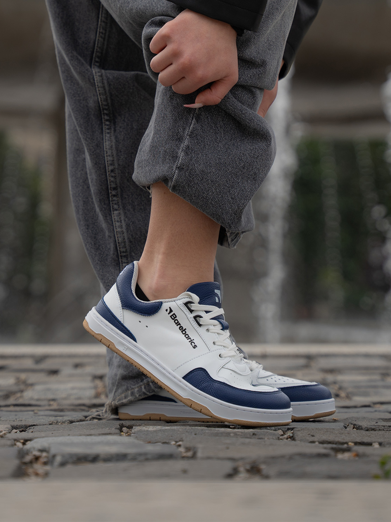 Barefoot Sneakers Barebarics Wave - White & Dark Blue.
La tomaia è di pelle nappa liscia di qualità.
Attributi Barefoot
Forma anatomica – le sneakers rispettano la forma dei piedi.
Più informazioni:
calzatura da cittàdesign urbano modernoprogettate e prodotte a mano in UE da materiali locali e sostenibiliottima resistenza e costanza dei colori dei materialitecnologia Dermodry Coolmax® per un continuo drenaggio dell’umiditàdisponibili nelle taglie: 36-47 (secondo le misure europee)EAN/SKU: %eanorsku%