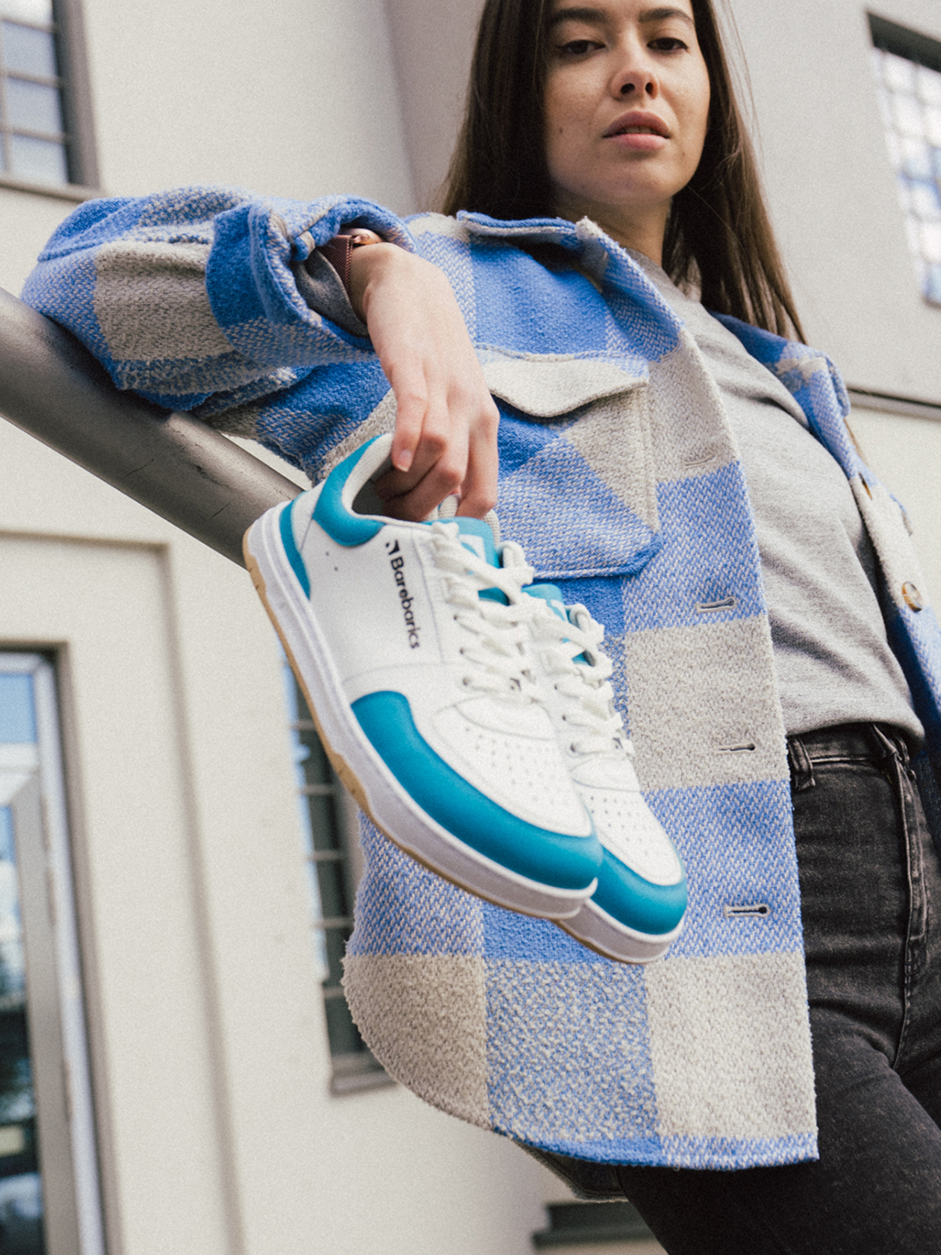 Barefoot Sneakers Barebarics Wave - White & Dark Turquoise.
La tomaia è di pelle nappa liscia di qualità.
Attributi Barefoot
Forma anatomica – le sneakers rispettano la forma dei piedi.
Più informazioni:
calzatura da cittàdesign urbano modernoprogettate e prodotte a mano in UE da materiali locali e sostenibiliottima resistenza e costanza dei colori dei materialitecnologia Dermodry Coolmax® per un continuo drenaggio dell’umiditàdisponibili nelle taglie: 36-47 (secondo le misure europee)EAN/SKU: %eanorsku%