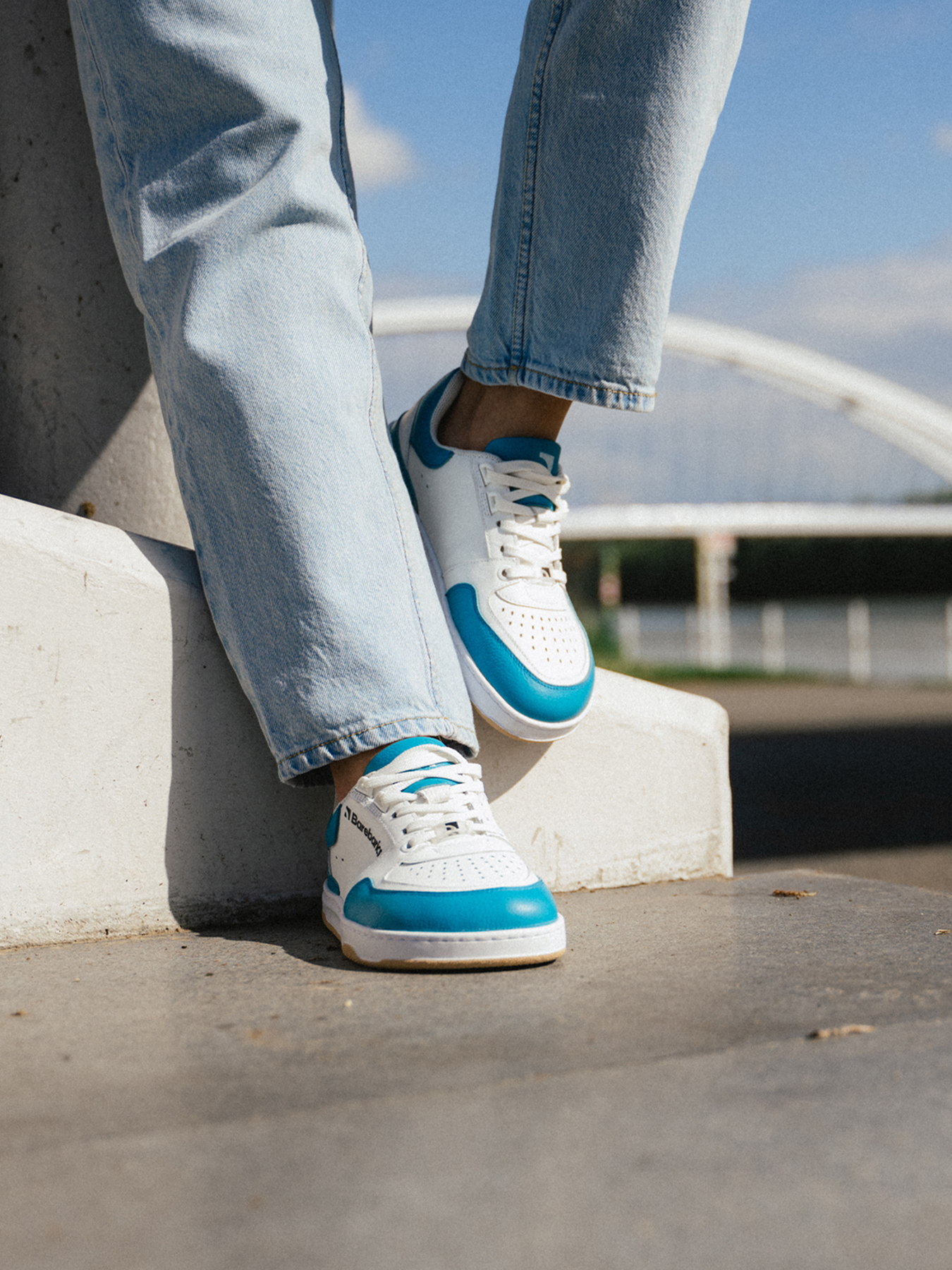 Barefoot Sneakers Barebarics Wave - White & Dark Turquoise.
La tomaia è di pelle nappa liscia di qualità.
Attributi Barefoot
Forma anatomica – le sneakers rispettano la forma dei piedi.
Più informazioni:
calzatura da cittàdesign urbano modernoprogettate e prodotte a mano in UE da materiali locali e sostenibiliottima resistenza e costanza dei colori dei materialitecnologia Dermodry Coolmax® per un continuo drenaggio dell’umiditàdisponibili nelle taglie: 36-47 (secondo le misure europee)EAN/SKU: %eanorsku%