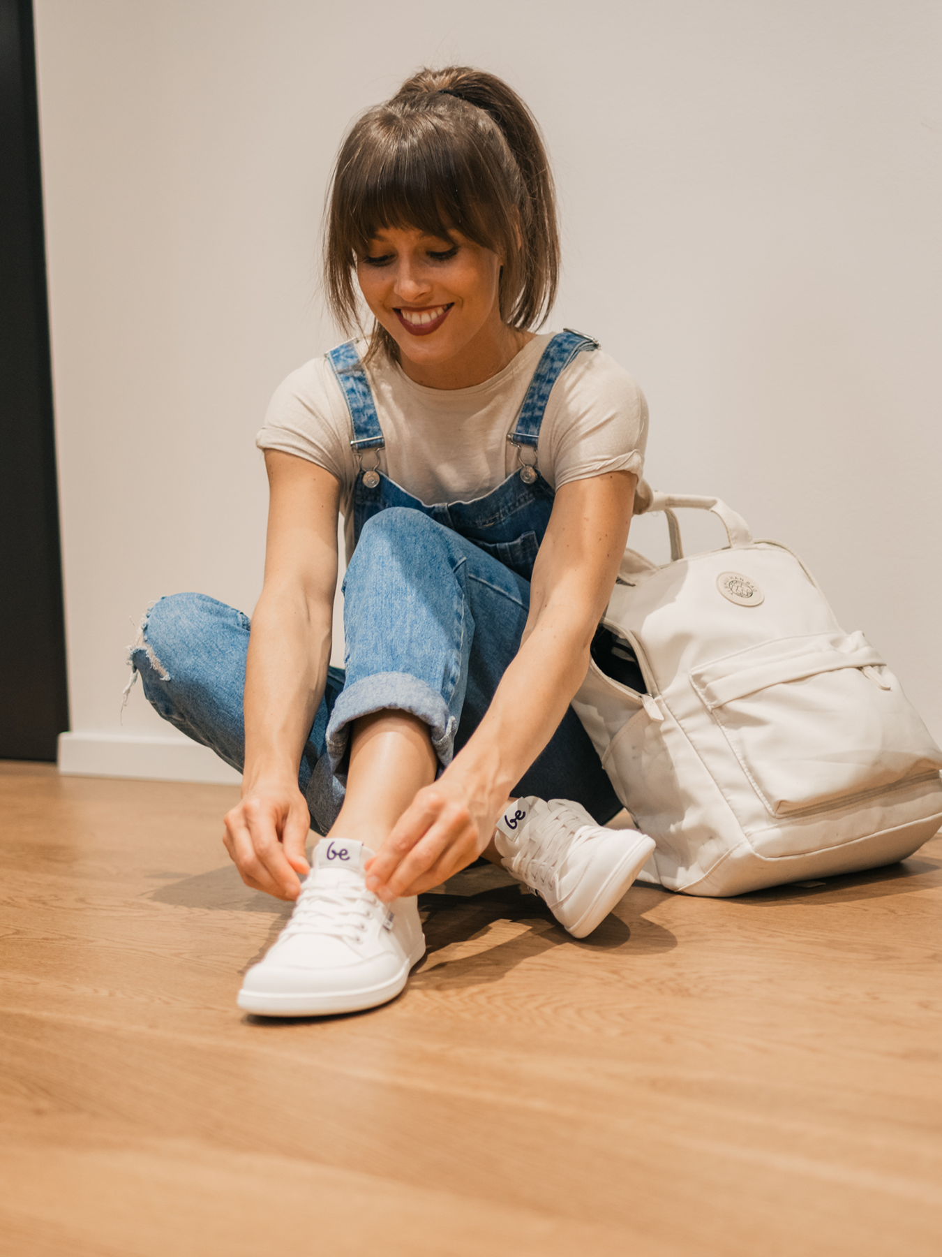 Barefoot scarpe Be Lenka Rebound - All White.





 scarpe estremamente leggere per tutti gli amanti del classico urbano  suola ricucita EverydayComfort Neo per una durata più lunga delle scarpe  logo in tessuto sulla linguetta e sulla tomaia delle sneakers due piccole aperture nella parte interna per l’aerazione

Vantaggi delle scarpe barefoot:
riproducono perfettamente la camminata a piedi nudila forma anatomica fornisce lo spazio sufficiente per le dita lo zero drop della suola mantiene il tallone e la punta alla stessa altezza per una corretta posturala suola, con lo spessore di 5 mm, stimola le terminazioni nervose dei piedii materiali flessibili garantiscono una migliore funzionalità dei muscoli e dei tendini del piedela leggerezza delle scarpe previene la stanchezza delle gambe
Tipo: calzatura da città