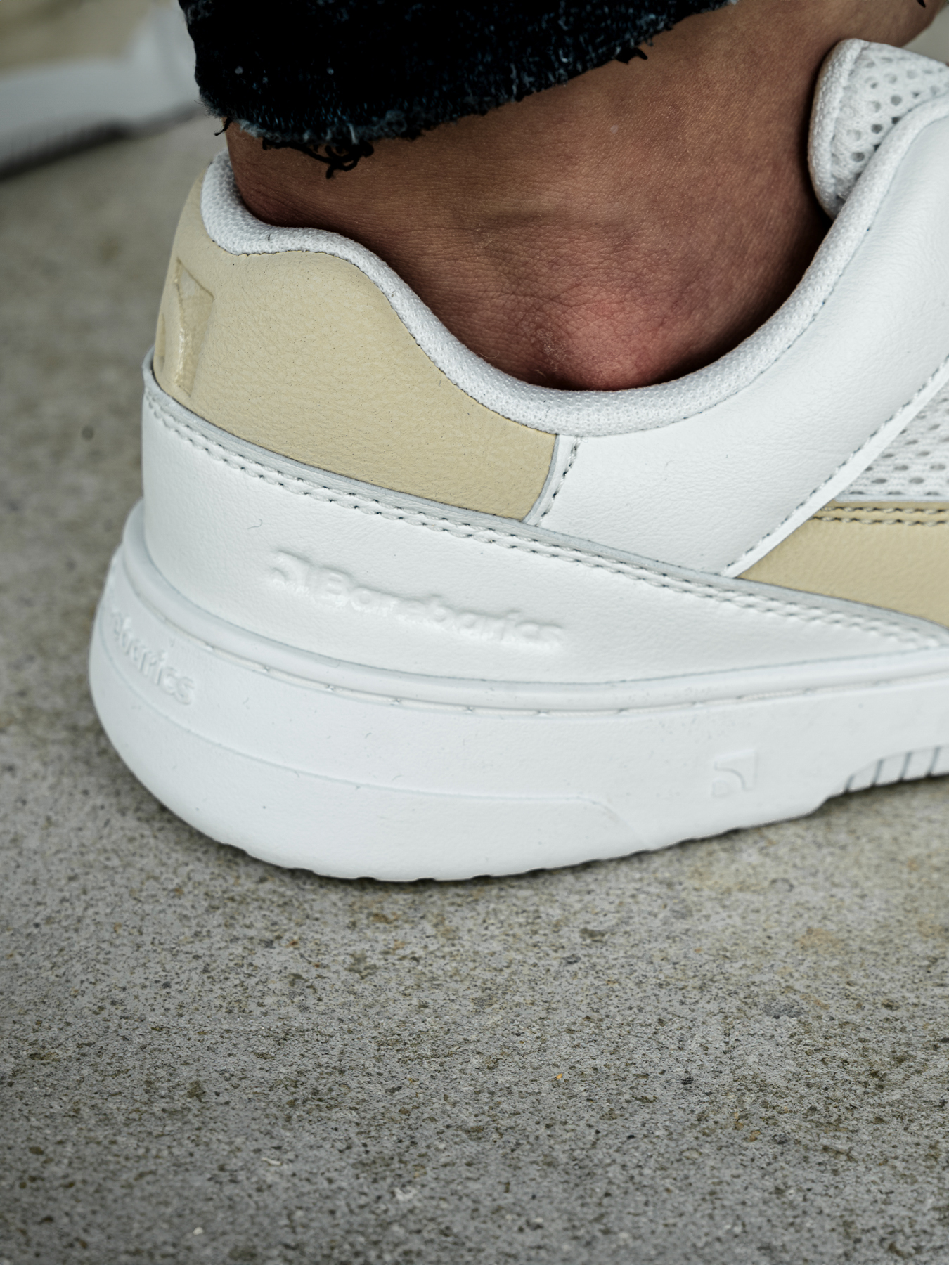 Barefoot Sneakers Barebarics Vaporo - White & Beige.


Tomaia: pelle sintetica + tessuto
Fodera: tessuto
Soletta: PU + poliestere (estraibile e antibatterica)
Suola: gomma (ComfortGrip Neo)
Produzione: Vietnam


Attributi Barefoot


Modello unisex in varianti cromatiche moderne.
Soletta estraibile e antibatterica.
Nuova suola cucita ComfortGrip Neo.
Logo Barebarics sulle estremità dei lacci.
Materiali traspiranti per una migliore ventilazione.
Modello vegano.


Vantaggi delle scarpe barefoot


Suola ultra flessibile
Zero drop: tallone e punta allo stesso livello per una postura corretta
Punta spaziosa per le tue dita
Scarpe leggere
EAN/SKU: %eanorsku%