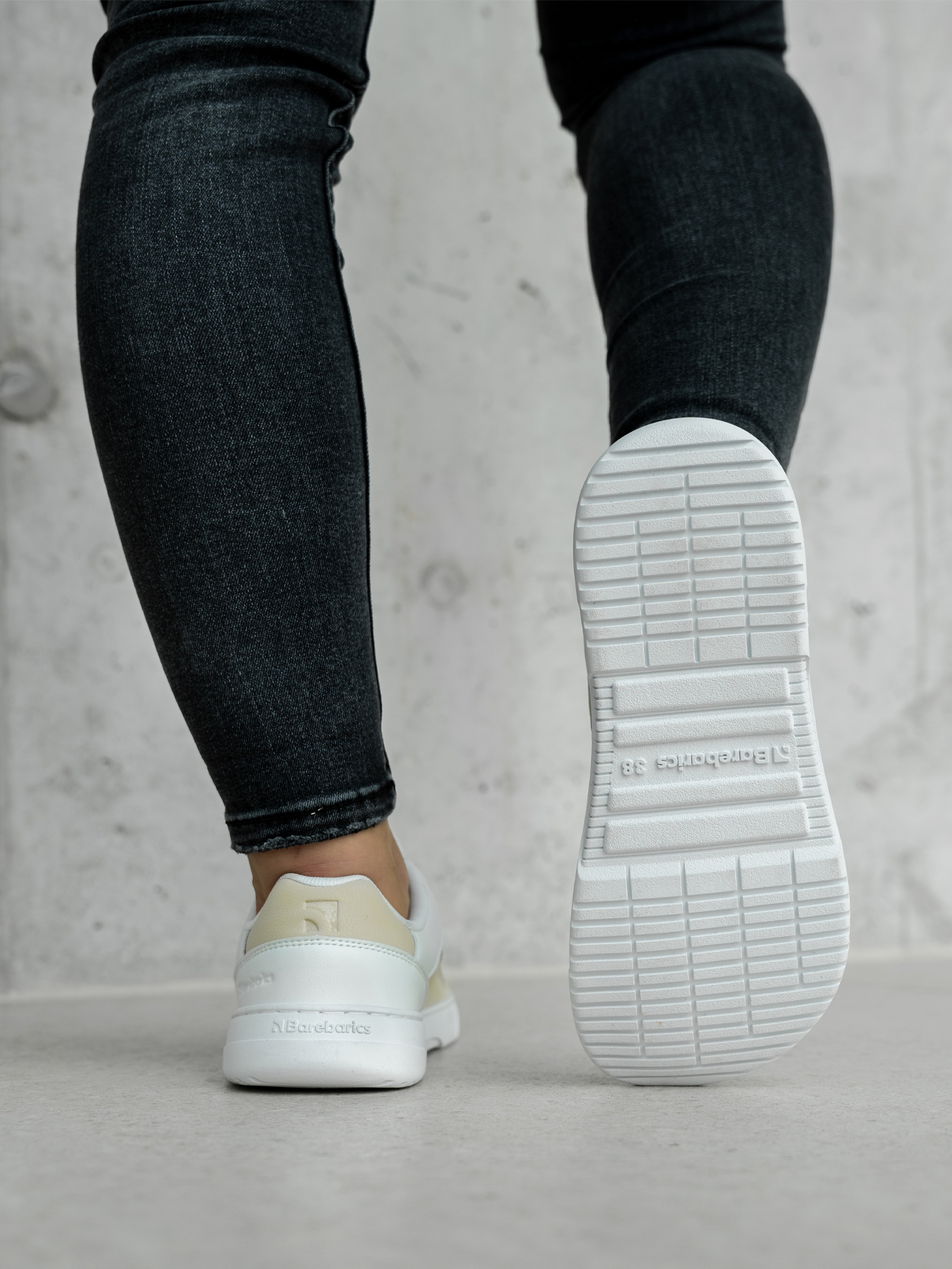 Barefoot Sneakers Barebarics Vaporo - White & Beige.


Tomaia: pelle sintetica + tessuto
Fodera: tessuto
Soletta: PU + poliestere (estraibile e antibatterica)
Suola: gomma (ComfortGrip Neo)
Produzione: Vietnam


Attributi Barefoot


Modello unisex in varianti cromatiche moderne.
Soletta estraibile e antibatterica.
Nuova suola cucita ComfortGrip Neo.
Logo Barebarics sulle estremità dei lacci.
Materiali traspiranti per una migliore ventilazione.
Modello vegano.


Vantaggi delle scarpe barefoot


Suola ultra flessibile
Zero drop: tallone e punta allo stesso livello per una postura corretta
Punta spaziosa per le tue dita
Scarpe leggere
EAN/SKU: %eanorsku%