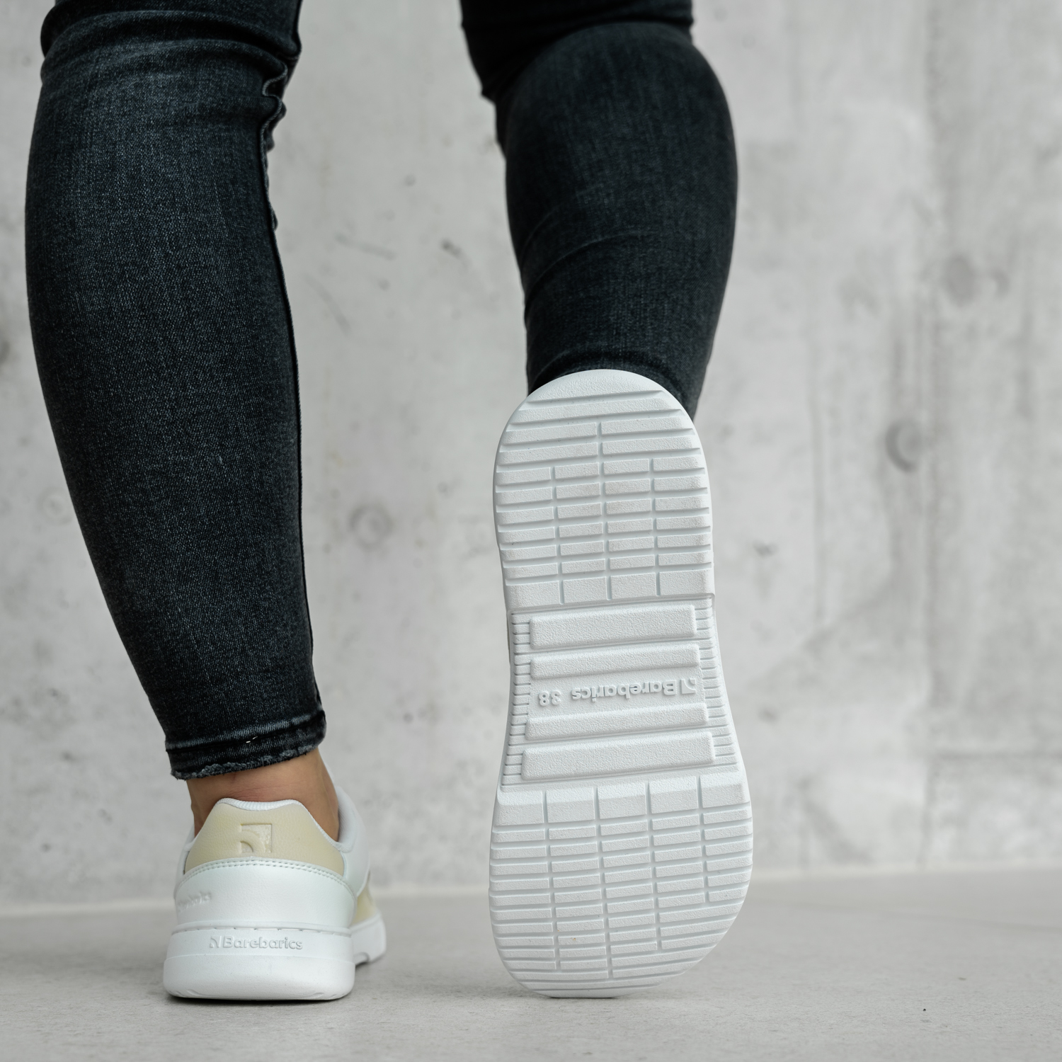 Barefoot Sneakers Barebarics Vaporo - White & Beige.


Tomaia: pelle sintetica + tessuto
Fodera: tessuto
Soletta: PU + poliestere (estraibile e antibatterica)
Suola: gomma (ComfortGrip Neo)
Produzione: Vietnam


Attributi Barefoot


Modello unisex in varianti cromatiche moderne.
Soletta estraibile e antibatterica.
Nuova suola cucita ComfortGrip Neo.
Logo Barebarics sulle estremità dei lacci.
Materiali traspiranti per una migliore ventilazione.
Modello vegano.


Vantaggi delle scarpe barefoot


Suola ultra flessibile
Zero drop: tallone e punta allo stesso livello per una postura corretta
Punta spaziosa per le tue dita
Scarpe leggere
EAN/SKU: %eanorsku%