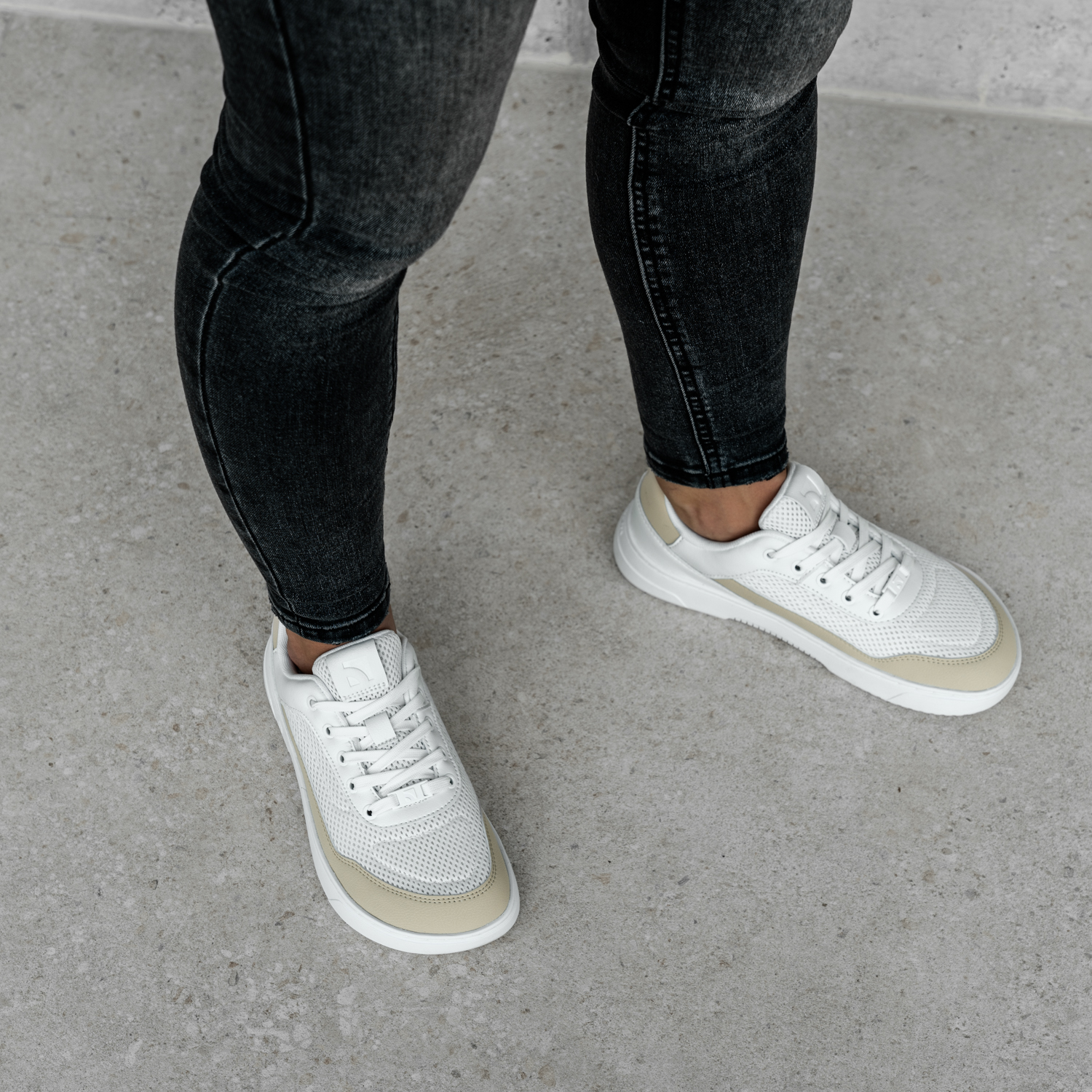 Barefoot Sneakers Barebarics Vaporo - White & Beige.


Tomaia: pelle sintetica + tessuto
Fodera: tessuto
Soletta: PU + poliestere (estraibile e antibatterica)
Suola: gomma (ComfortGrip Neo)
Produzione: Vietnam


Attributi Barefoot


Modello unisex in varianti cromatiche moderne.
Soletta estraibile e antibatterica.
Nuova suola cucita ComfortGrip Neo.
Logo Barebarics sulle estremità dei lacci.
Materiali traspiranti per una migliore ventilazione.
Modello vegano.


Vantaggi delle scarpe barefoot


Suola ultra flessibile
Zero drop: tallone e punta allo stesso livello per una postura corretta
Punta spaziosa per le tue dita
Scarpe leggere
EAN/SKU: %eanorsku%