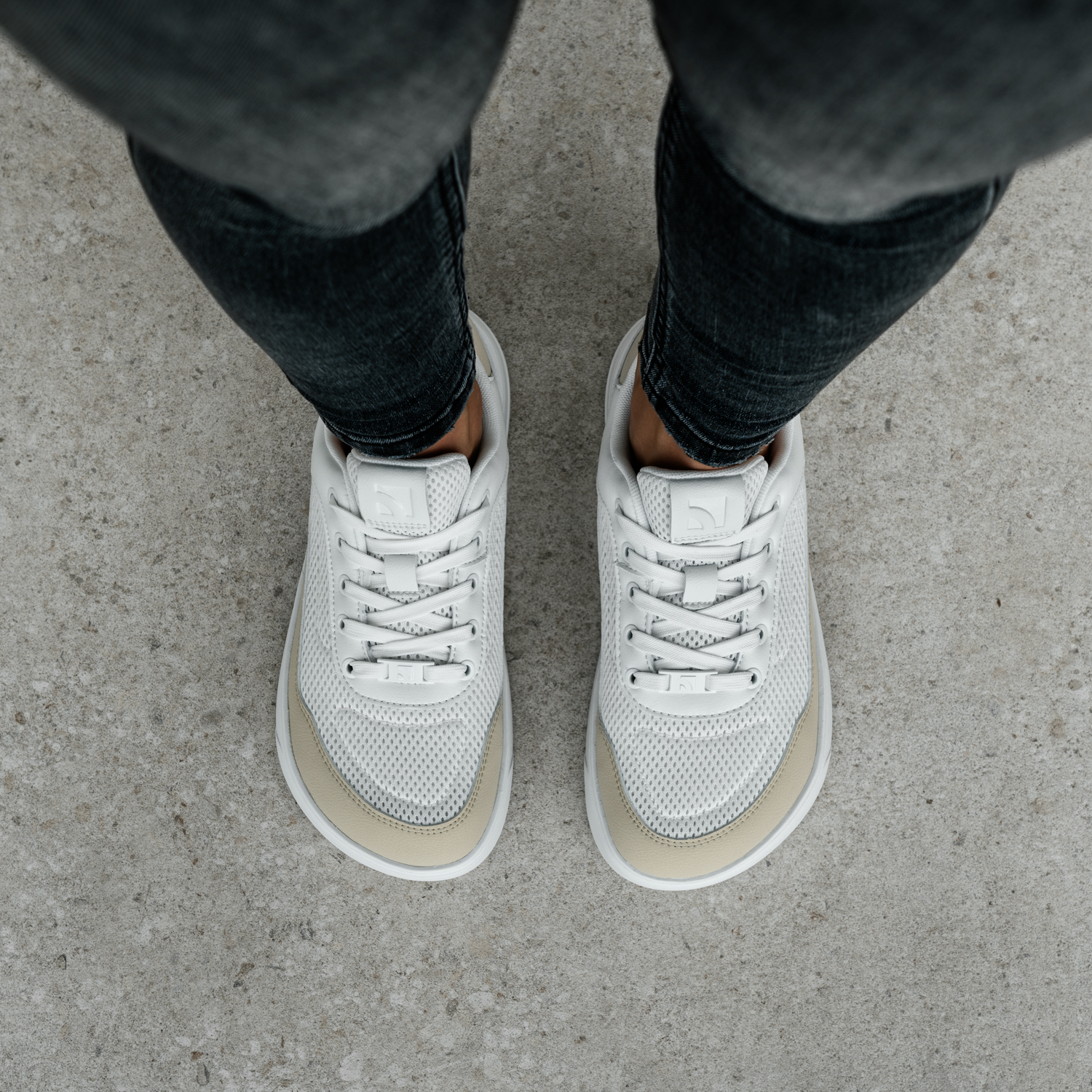 Barefoot Sneakers Barebarics Vaporo - White & Beige.


Tomaia: pelle sintetica + tessuto
Fodera: tessuto
Soletta: PU + poliestere (estraibile e antibatterica)
Suola: gomma (ComfortGrip Neo)
Produzione: Vietnam


Attributi Barefoot


Modello unisex in varianti cromatiche moderne.
Soletta estraibile e antibatterica.
Nuova suola cucita ComfortGrip Neo.
Logo Barebarics sulle estremità dei lacci.
Materiali traspiranti per una migliore ventilazione.
Modello vegano.


Vantaggi delle scarpe barefoot


Suola ultra flessibile
Zero drop: tallone e punta allo stesso livello per una postura corretta
Punta spaziosa per le tue dita
Scarpe leggere
EAN/SKU: %eanorsku%