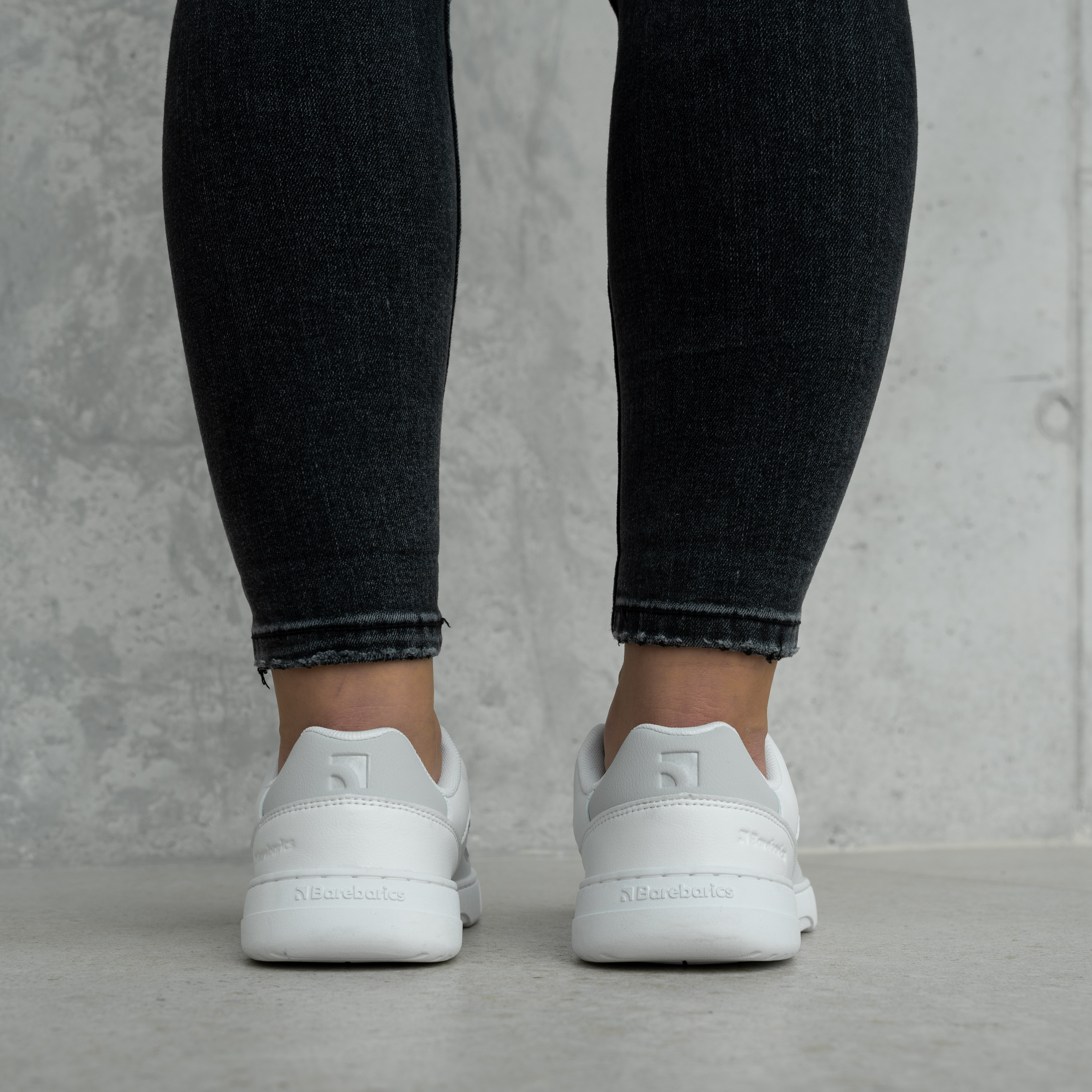 Barefoot Sneakers Barebarics Vaporo - White & Light Grey.


Tomaia: pelle sintetica + tessuto
Fodera: tessuto
Soletta: PU + poliestere (estraibile e antibatterica)
Suola: gomma (ComfortGrip Neo)
Produzione: Vietnam


Attributi Barefoot


Modello unisex in varianti cromatiche moderne.
Soletta estraibile e antibatterica.
Nuova suola cucita ComfortGrip Neo.
Logo Barebarics sulle estremità dei lacci.
Materiali traspiranti per una migliore ventilazione.
Modello vegano.


Vantaggi delle scarpe barefoot


Suola ultra flessibile
Zero drop: tallone e punta allo stesso livello per una postura corretta
Punta spaziosa per le tue dita
Scarpe leggere
EAN/SKU: %eanorsku%