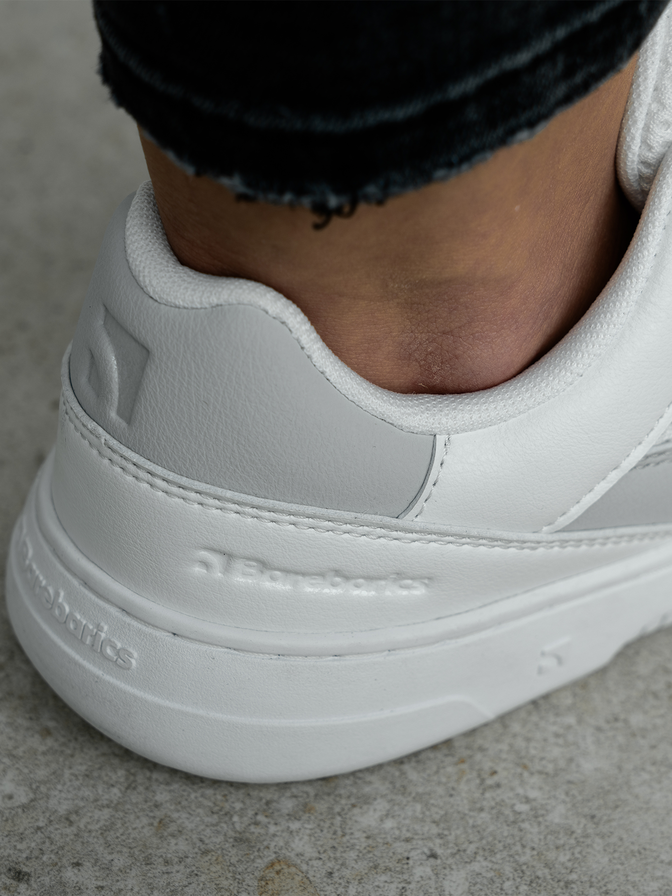 Barefoot Sneakers Barebarics Vaporo - White & Light Grey.


Tomaia: pelle sintetica + tessuto
Fodera: tessuto
Soletta: PU + poliestere (estraibile e antibatterica)
Suola: gomma (ComfortGrip Neo)
Produzione: Vietnam


Attributi Barefoot


Modello unisex in varianti cromatiche moderne.
Soletta estraibile e antibatterica.
Nuova suola cucita ComfortGrip Neo.
Logo Barebarics sulle estremità dei lacci.
Materiali traspiranti per una migliore ventilazione.
Modello vegano.


Vantaggi delle scarpe barefoot


Suola ultra flessibile
Zero drop: tallone e punta allo stesso livello per una postura corretta
Punta spaziosa per le tue dita
Scarpe leggere
EAN/SKU: %eanorsku%