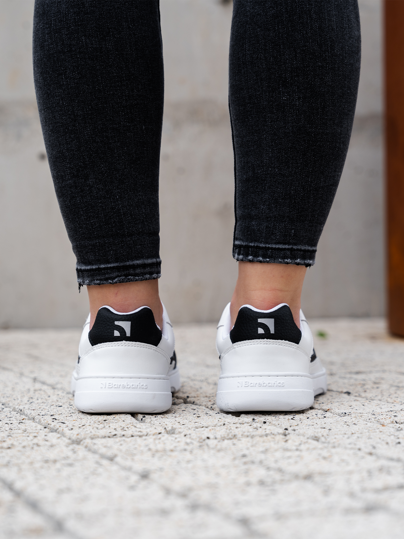 Barefoot Sneakers Barebarics Zing - White & Black - Leather.
Tomaia: pelleFodera: tessutoSoletta: PU + poliestere (rimovibile - antibatterica)Suola: ComfortGrip Neo (gomma)Produzione: Vietnam
Caratteristiche
    Modello unisex popolare disponibile in nuove combinazioni di colori.
Vantaggi delle scarpe barefoot
    Suola ultra flessibile.