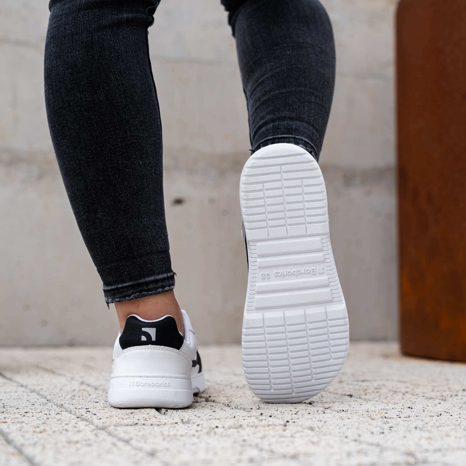 Barefoot Sneakers Barebarics Zing - White & Black - Leather.
Tomaia: pelleFodera: tessutoSoletta: PU + poliestere (rimovibile - antibatterica)Suola: ComfortGrip Neo (gomma)Produzione: Vietnam
Caratteristiche
    Modello unisex popolare disponibile in nuove combinazioni di colori.
Vantaggi delle scarpe barefoot
    Suola ultra flessibile.