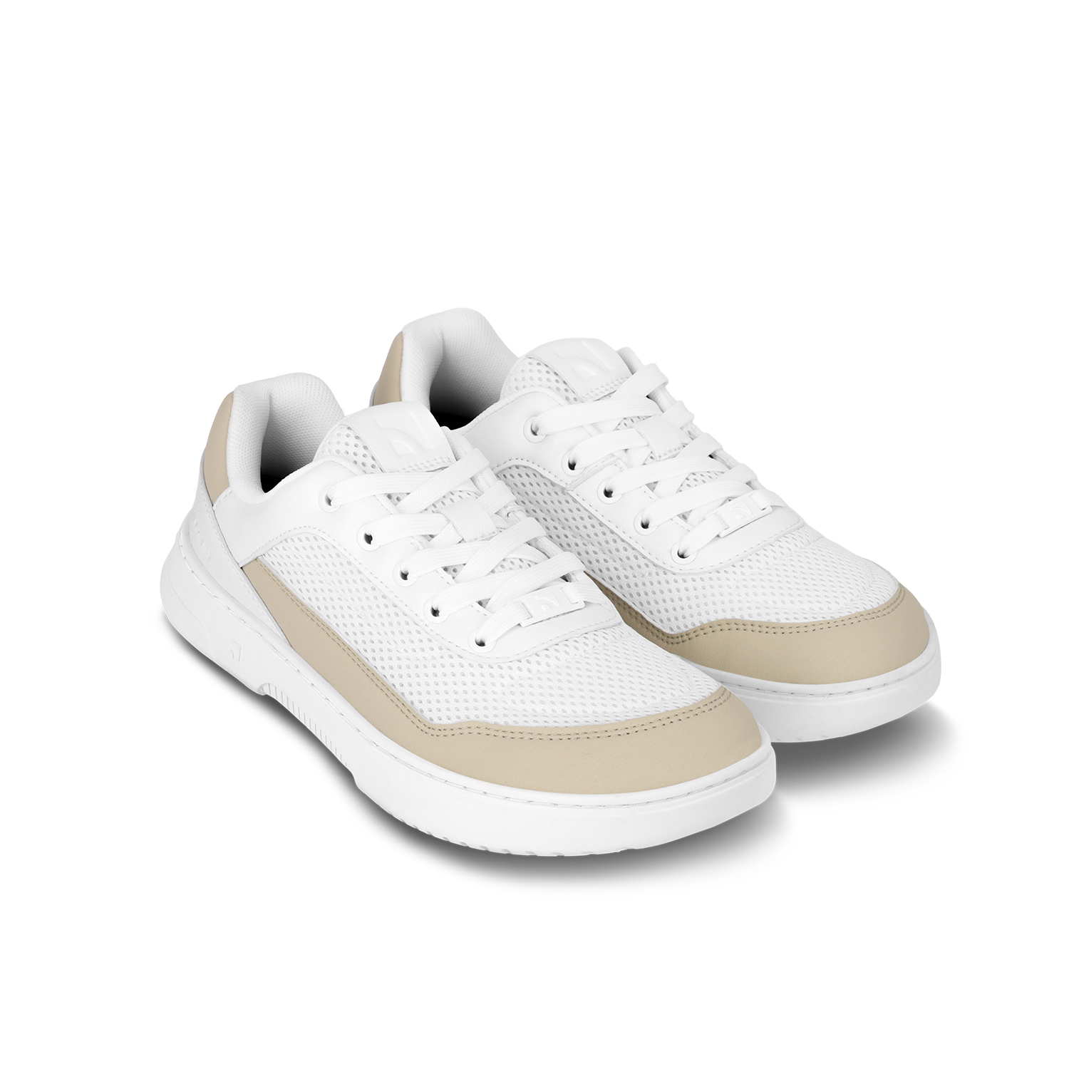 Barefoot Sneakers Barebarics Vaporo - White & Beige.


Tomaia: pelle sintetica + tessuto
Fodera: tessuto
Soletta: PU + poliestere (estraibile e antibatterica)
Suola: gomma (ComfortGrip Neo)
Produzione: Vietnam


Attributi Barefoot


Modello unisex in varianti cromatiche moderne.
Soletta estraibile e antibatterica.
Nuova suola cucita ComfortGrip Neo.
Logo Barebarics sulle estremità dei lacci.
Materiali traspiranti per una migliore ventilazione.
Modello vegano.


Vantaggi delle scarpe barefoot


Suola ultra flessibile
Zero drop: tallone e punta allo stesso livello per una postura corretta
Punta spaziosa per le tue dita
Scarpe leggere
EAN/SKU: %eanorsku%