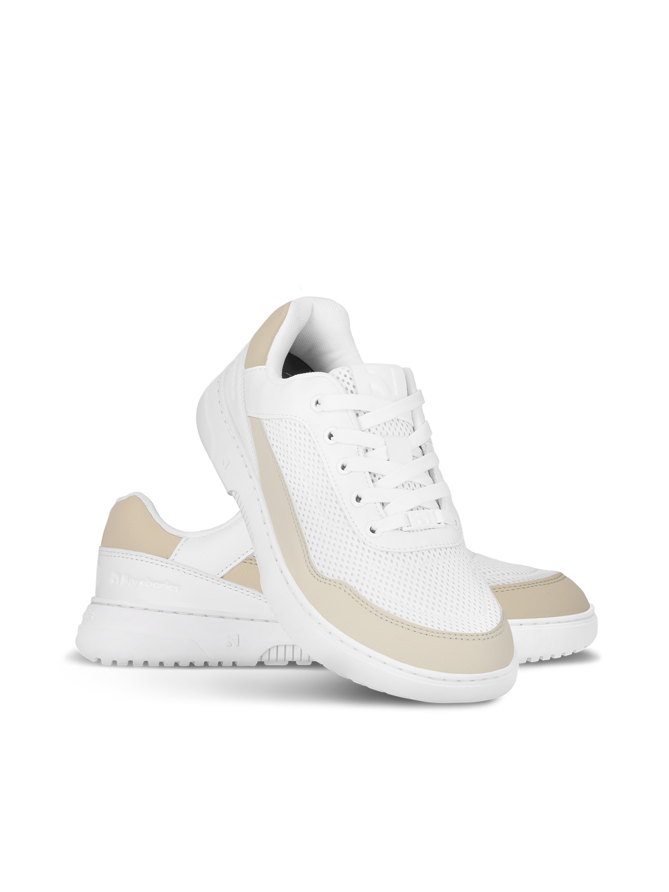 Barefoot Sneakers Barebarics Vaporo - White & Beige.


Tomaia: pelle sintetica + tessuto
Fodera: tessuto
Soletta: PU + poliestere (estraibile e antibatterica)
Suola: gomma (ComfortGrip Neo)
Produzione: Vietnam


Attributi Barefoot


Modello unisex in varianti cromatiche moderne.
Soletta estraibile e antibatterica.
Nuova suola cucita ComfortGrip Neo.
Logo Barebarics sulle estremità dei lacci.
Materiali traspiranti per una migliore ventilazione.
Modello vegano.


Vantaggi delle scarpe barefoot


Suola ultra flessibile
Zero drop: tallone e punta allo stesso livello per una postura corretta
Punta spaziosa per le tue dita
Scarpe leggere
EAN/SKU: %eanorsku%