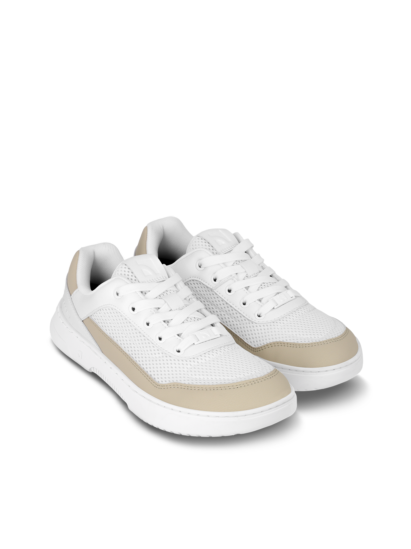 Barefoot Sneakers Barebarics Vaporo - White & Beige.


Tomaia: pelle sintetica + tessuto
Fodera: tessuto
Soletta: PU + poliestere (estraibile e antibatterica)
Suola: gomma (ComfortGrip Neo)
Produzione: Vietnam


Attributi Barefoot


Modello unisex in varianti cromatiche moderne.
Soletta estraibile e antibatterica.
Nuova suola cucita ComfortGrip Neo.
Logo Barebarics sulle estremità dei lacci.
Materiali traspiranti per una migliore ventilazione.
Modello vegano.


Vantaggi delle scarpe barefoot


Suola ultra flessibile
Zero drop: tallone e punta allo stesso livello per una postura corretta
Punta spaziosa per le tue dita
Scarpe leggere
EAN/SKU: %eanorsku%