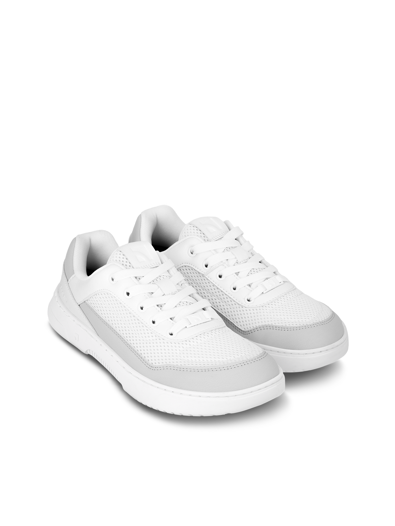 Barefoot Sneakers Barebarics Vaporo - White & Light Grey.


Tomaia: pelle sintetica + tessuto
Fodera: tessuto
Soletta: PU + poliestere (estraibile e antibatterica)
Suola: gomma (ComfortGrip Neo)
Produzione: Vietnam


Attributi Barefoot


Modello unisex in varianti cromatiche moderne.
Soletta estraibile e antibatterica.
Nuova suola cucita ComfortGrip Neo.
Logo Barebarics sulle estremità dei lacci.
Materiali traspiranti per una migliore ventilazione.
Modello vegano.


Vantaggi delle scarpe barefoot


Suola ultra flessibile
Zero drop: tallone e punta allo stesso livello per una postura corretta
Punta spaziosa per le tue dita
Scarpe leggere
EAN/SKU: %eanorsku%